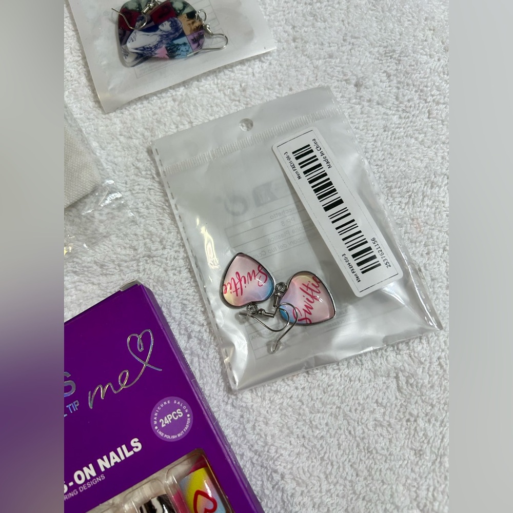 New! Taylor Swift Gift Bundle of 5 Items Nails Earrings and Cosmetic Bag - Picture 12 of 13